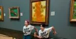 Activistas lanzan sopa a pintura de Van Gogh