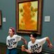 Activistas lanzan sopa a pintura de Van Gogh