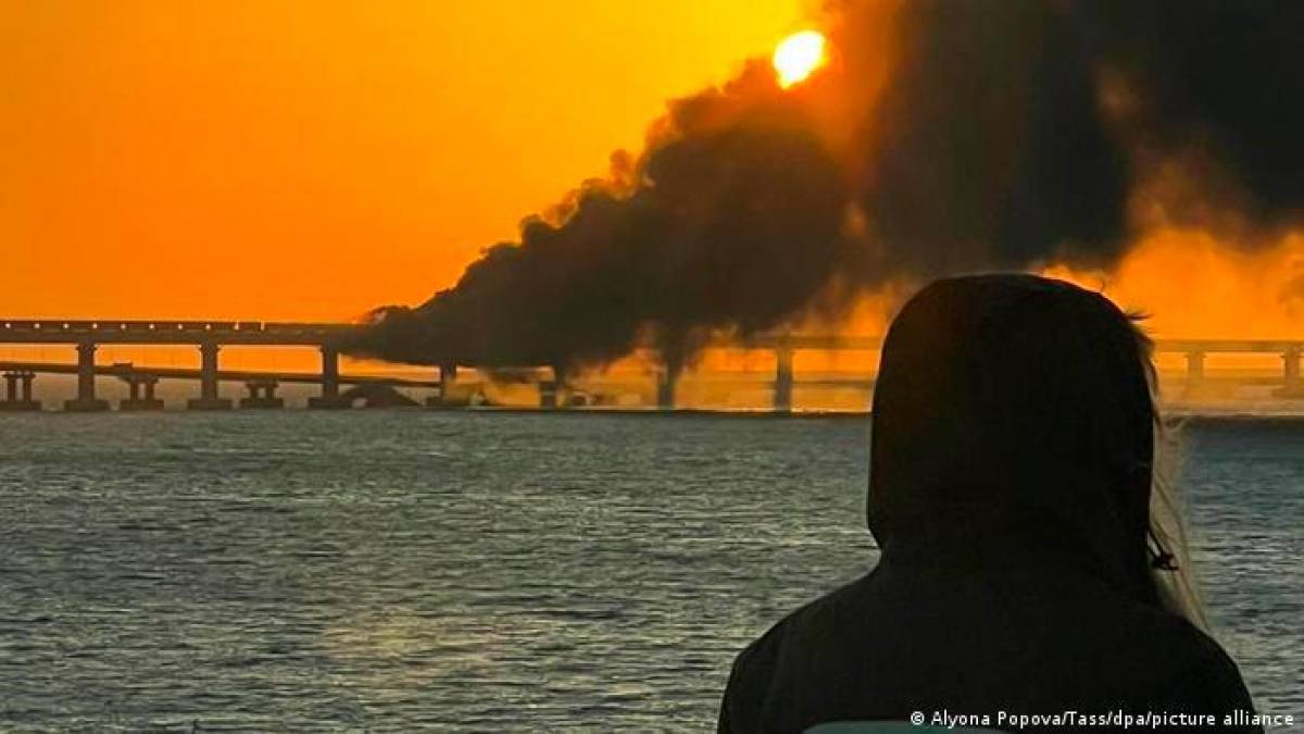 Enorme explosión en el puente de Crimea