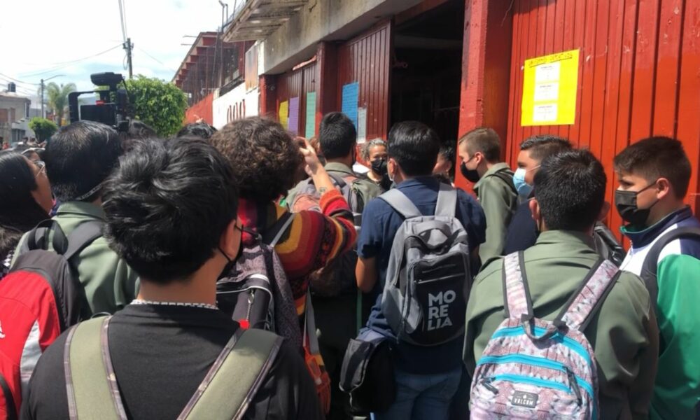¡Portazo! Alumnos de la secundaria 9 impiden bloqueo de padres de familia