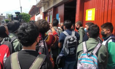 ¡Portazo! Alumnos de la secundaria 9 impiden bloqueo de padres de familia