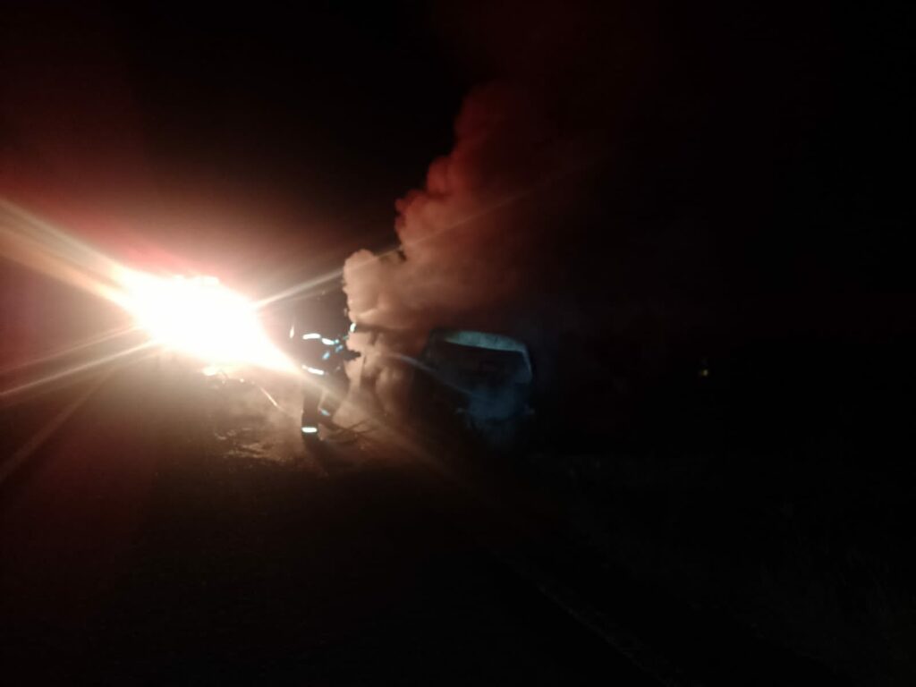 Abandonan camioneta incendiada en carretera Zamora–Carapan