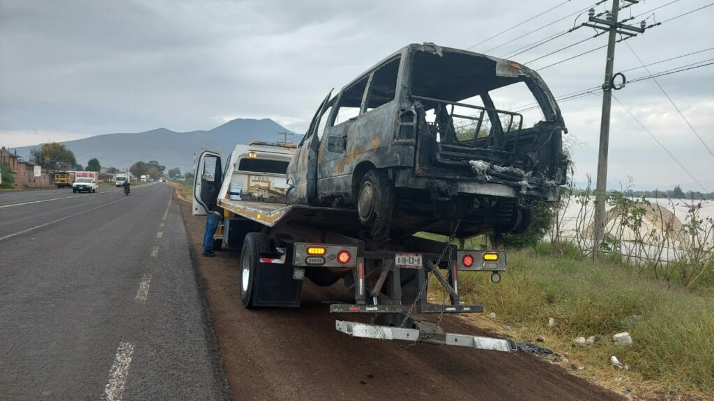 Abandonan camioneta incendiada en carretera Zamora–Carapan