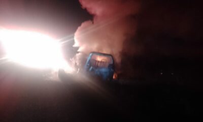 Abandonan camioneta incendiada en carretera Zamora–Carapan