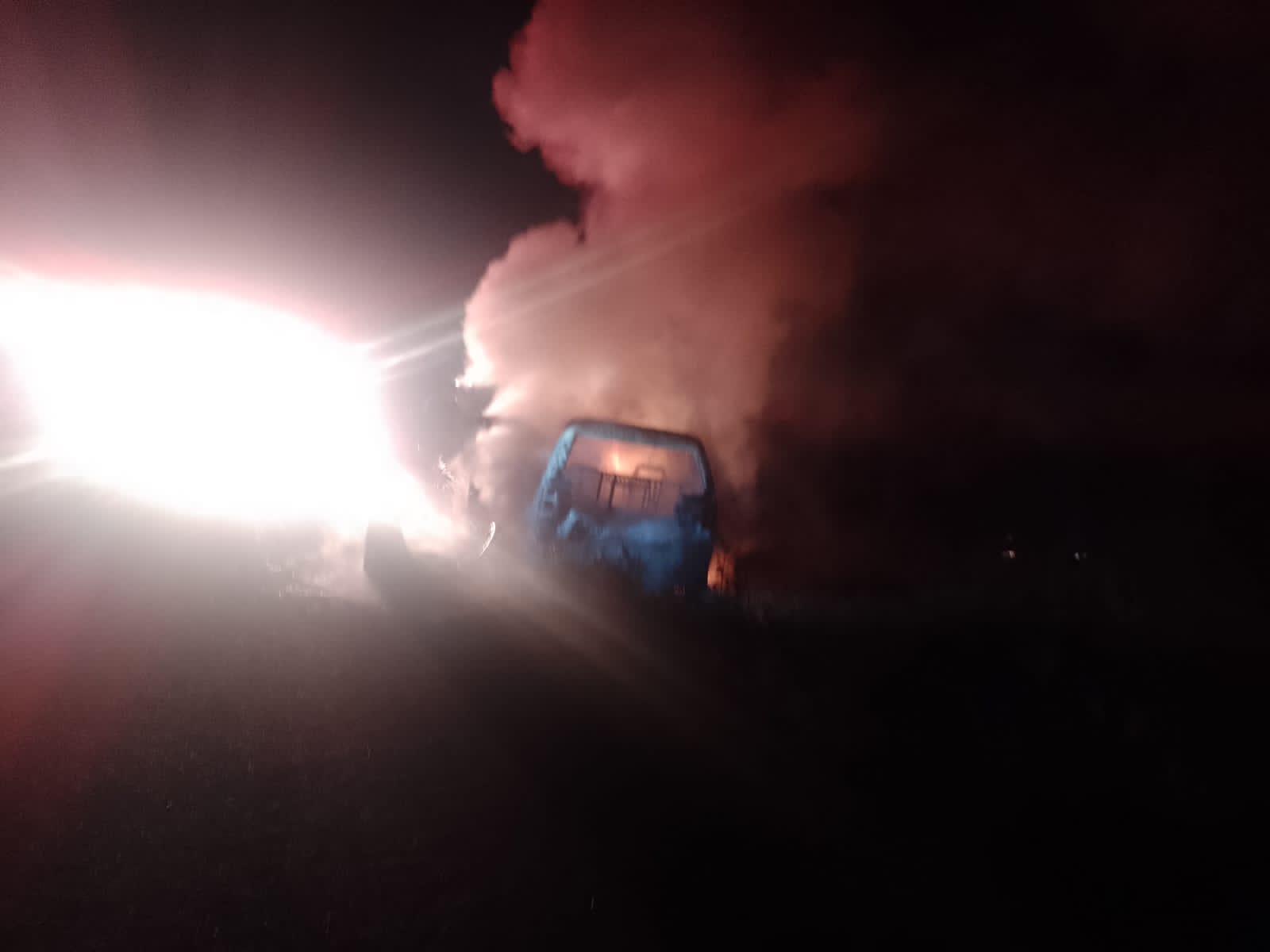 Abandonan camioneta incendiada en carretera Zamora–Carapan