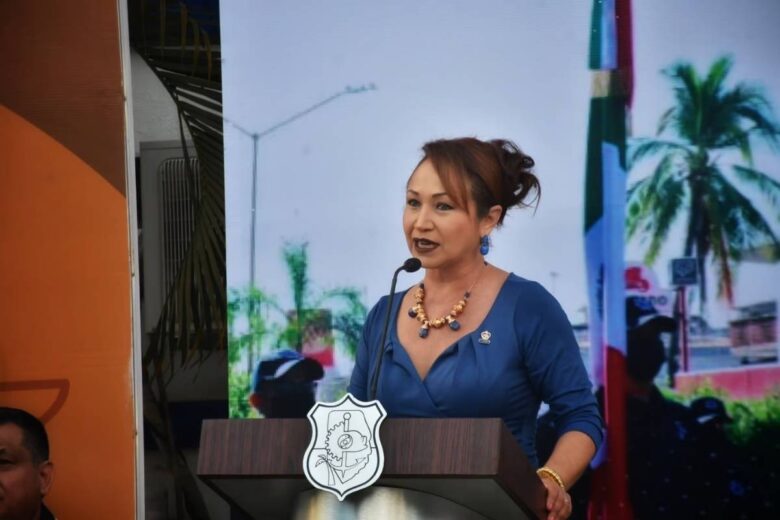 María Itzé Camacho, alcaldesa de Lázaro Cárdenas, ganó demanda sobre ciclovía y ahora acusa a comerciantes de dañar banquetas y patrimonio municipal