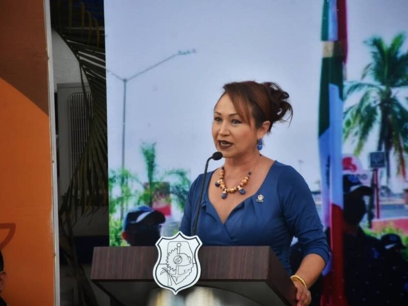 María Itzé Camacho, alcaldesa de Lázaro Cárdenas, ganó demanda sobre ciclovía y ahora acusa a comerciantes de dañar banquetas y patrimonio municipal