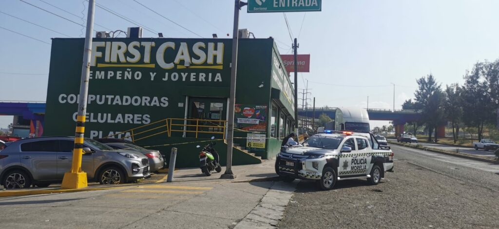 Asaltantes quedan atrapados en tienda de empeño de Morelia