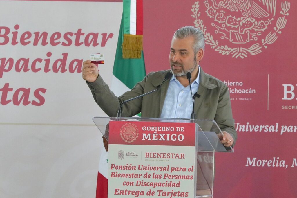 Bedolla y Gobierno de México entregan tarjetas de pensión para personas con discapacidad