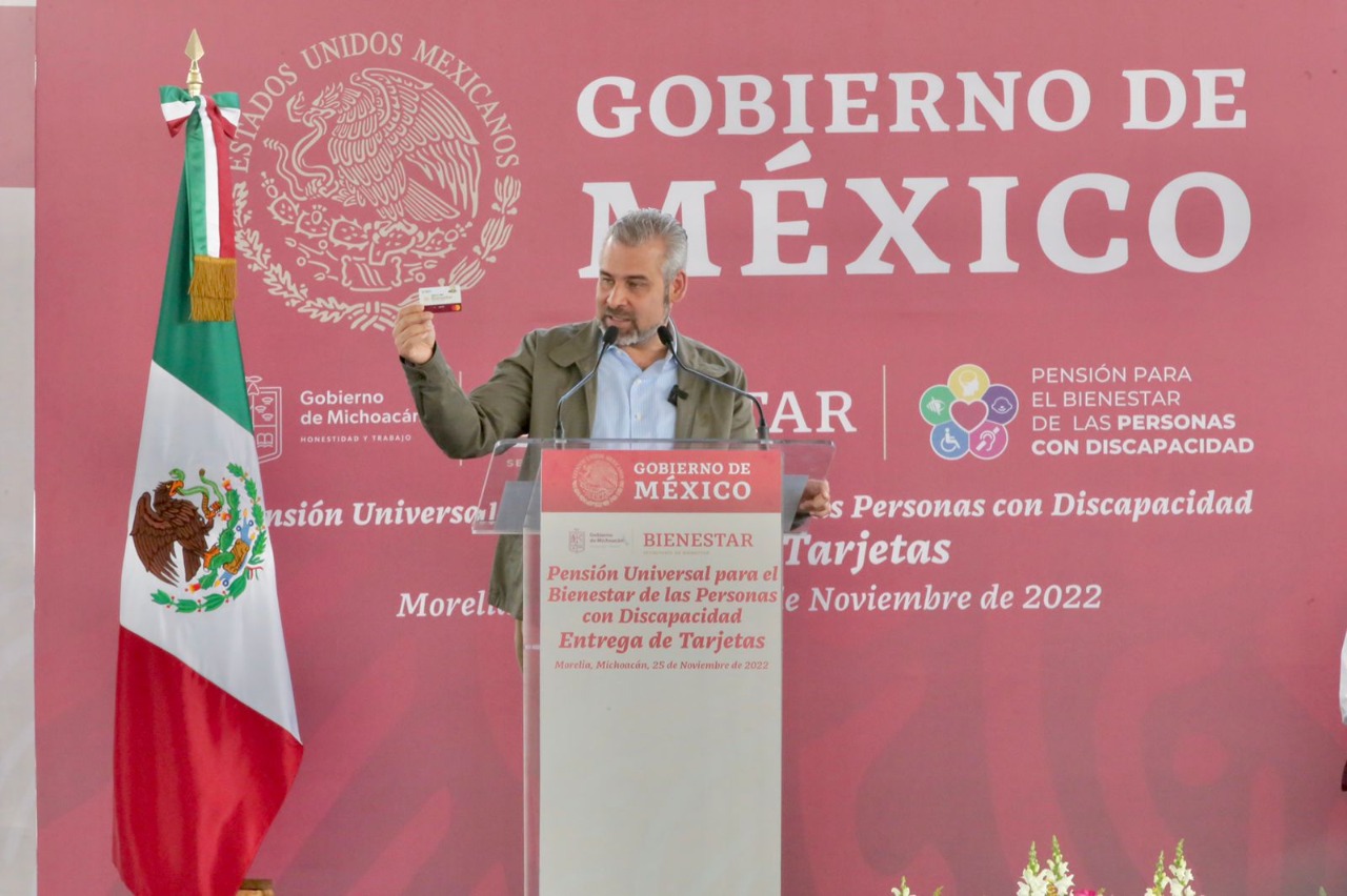 Bedolla y Gobierno de México entregan tarjetas de pensión para personas con discapacidad