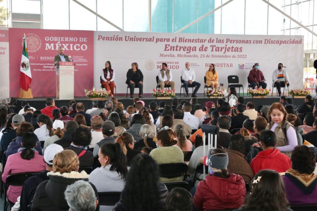 Bedolla y Gobierno de México entregan tarjetas de pensión para personas con discapacidad
