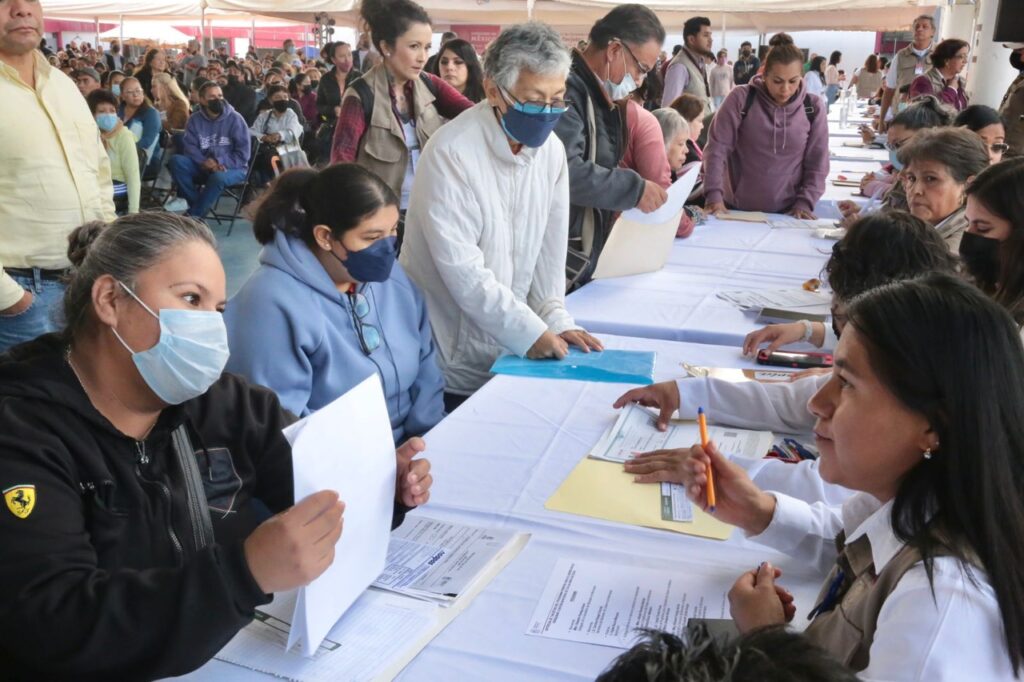 Bedolla y Gobierno de México entregan tarjetas de pensión para personas con discapacidad