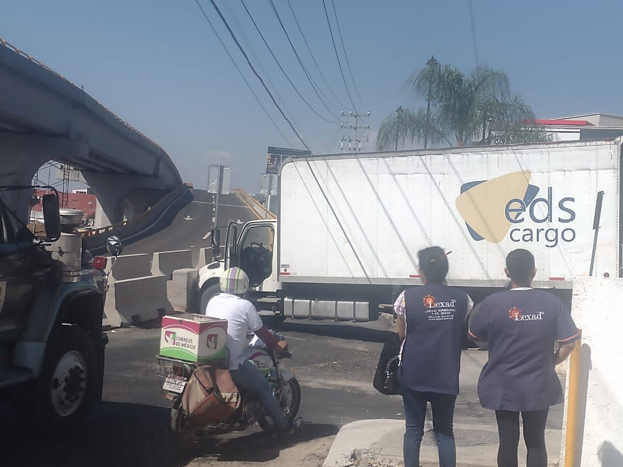 Camión choca contra muros de cemento en salida a Mil Cumbres