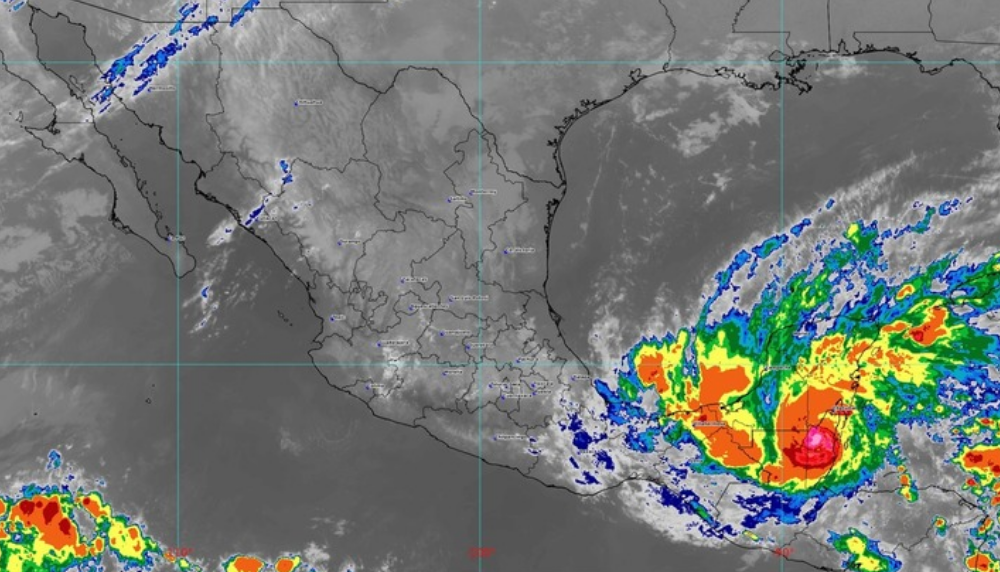 Huracán Lisa toca tierra en Belice, se dirige a México