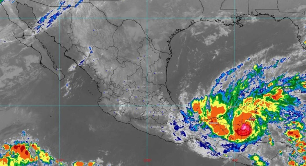 Huracán Lisa toca tierra en Belice, se dirige a México