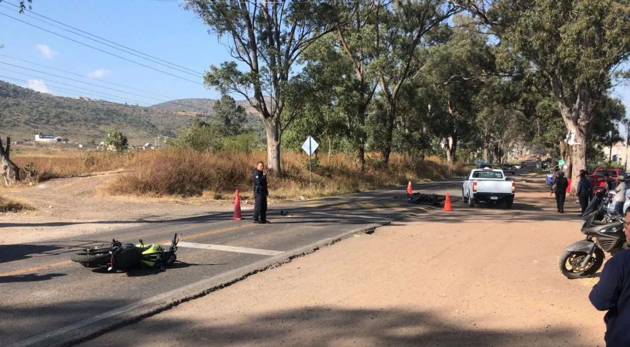 Chocan 2 motociclistas en carretera Morelia-Mil Cumbres; ambos lesionados