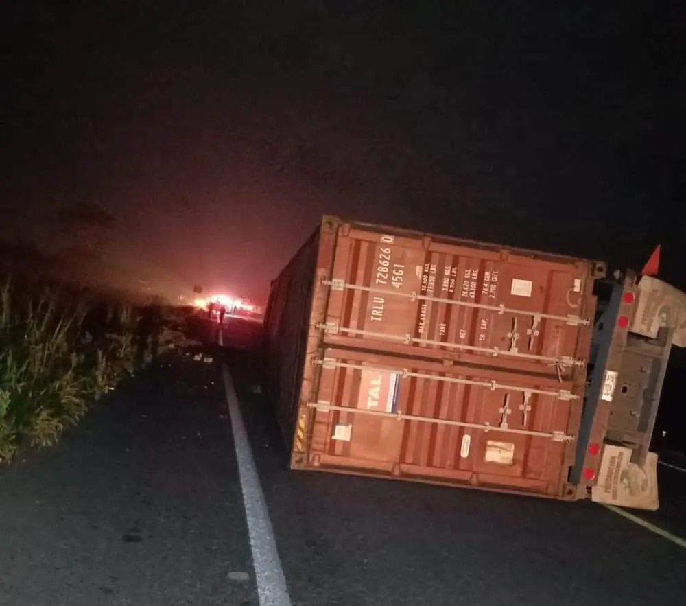 Chocan dos camiones en la autopista Siglo XXI, hay un fallecido