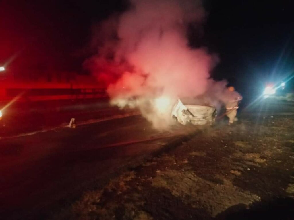 Chocan dos camiones en la autopista Siglo XXI, hay un fallecido