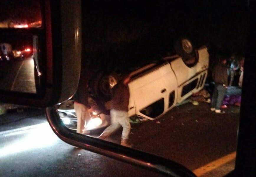 Chocan dos vehículos en la autopista Siglo XXI, se reportan varias víctimas