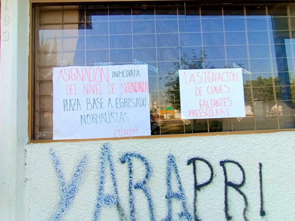 Egresados normalistas desafían a la SEE; bloquean UESICAMM