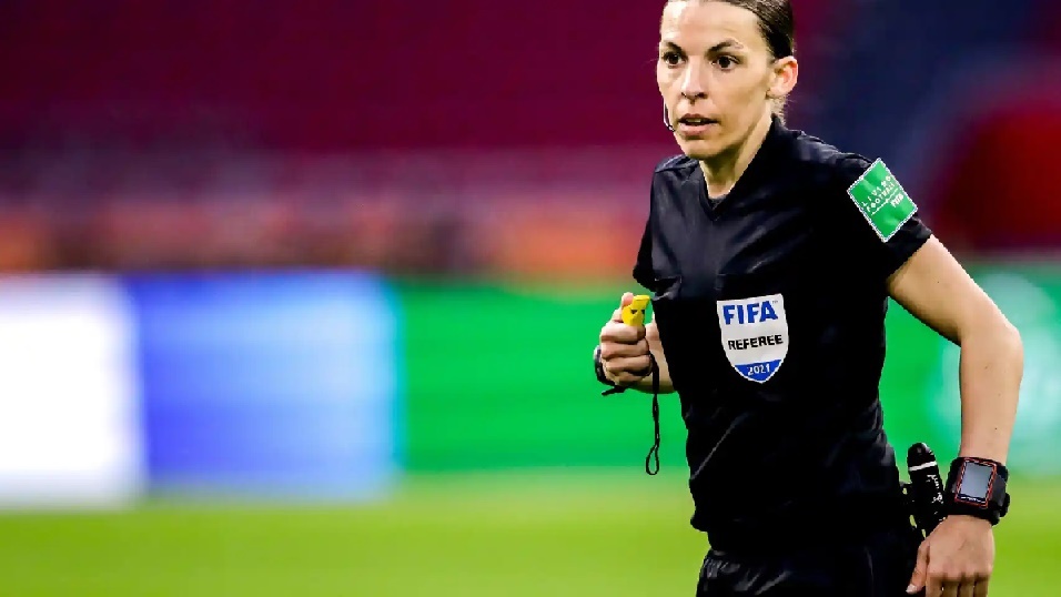 El Mundial mujeres arbitrar