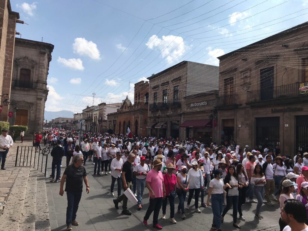 En Morelia, miles defienden al INE y pugnan por su perfección