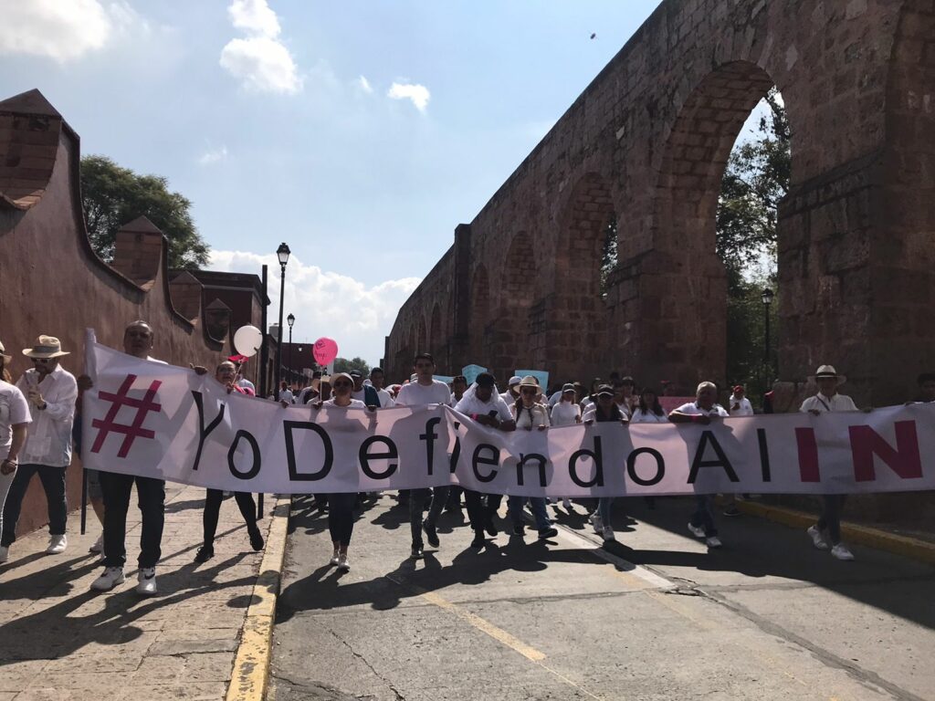 En Morelia, miles defienden al INE y pugnan por su perfección