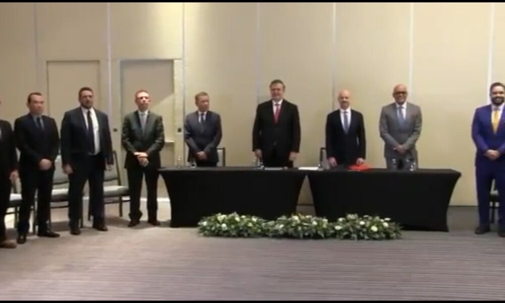 Gobierno de Maduro y oposición firman acuerdo en México