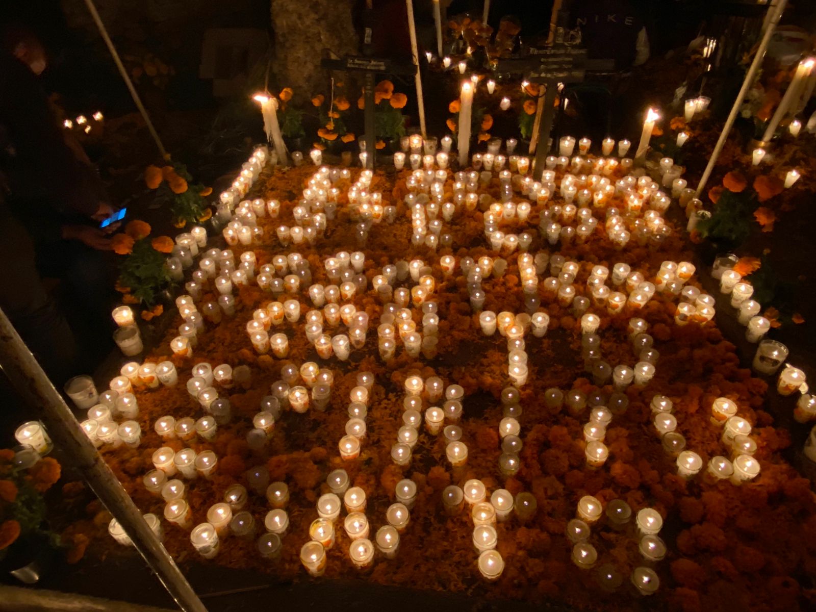 Intacta tradición y misticismo de la Noche de Ánimas en Michoacán