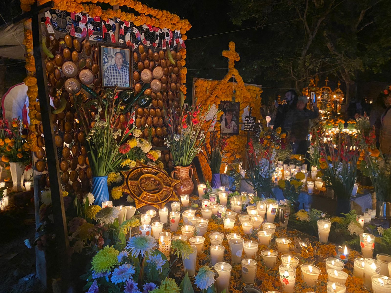 Intacta tradición y misticismo de la Noche de Ánimas en Michoacán