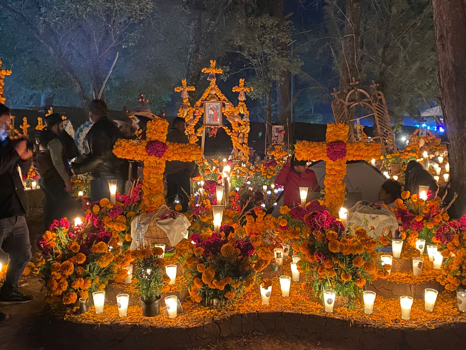 Intacta tradición y misticismo de la Noche de Ánimas en Michoacán