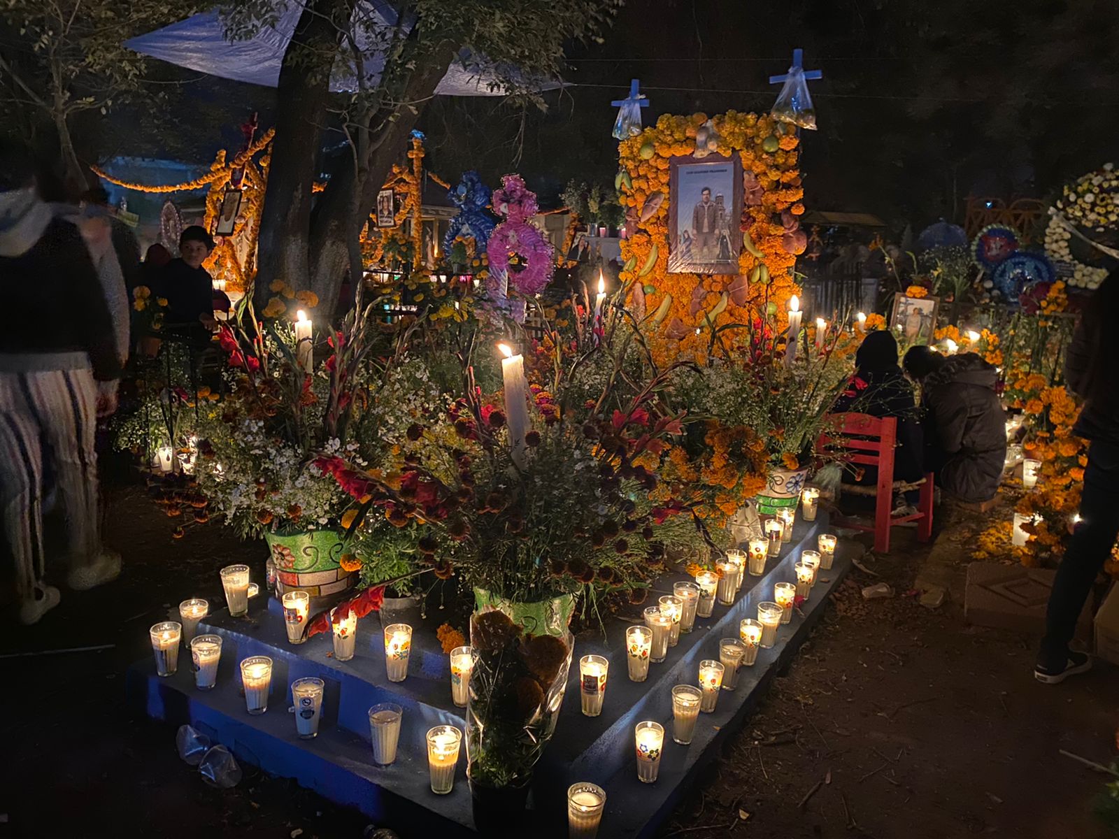 Intacta tradición y misticismo de la Noche de Ánimas en Michoacán