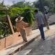 Joven golpea indigente