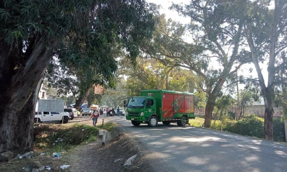 Manifestantes bloquean la carretera Zamora-Carapan en Chilchota