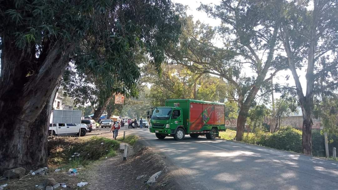 Manifestantes bloquean la carretera Zamora-Carapan en Chilchota
