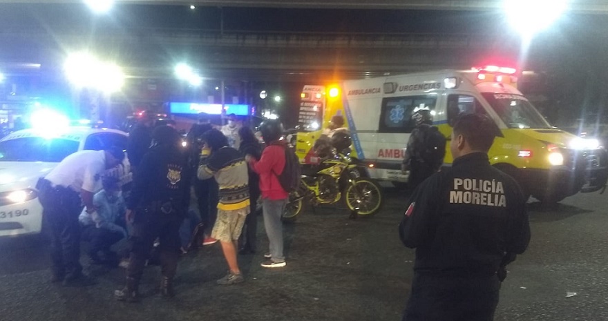 Mujer motociclista carro