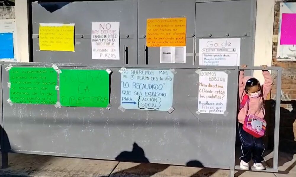 Padres de familia cierran primaria en Morelia; denuncian irregularidades