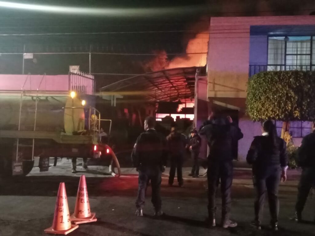 Perdidas materiales tras incendio en maderería de Morelia