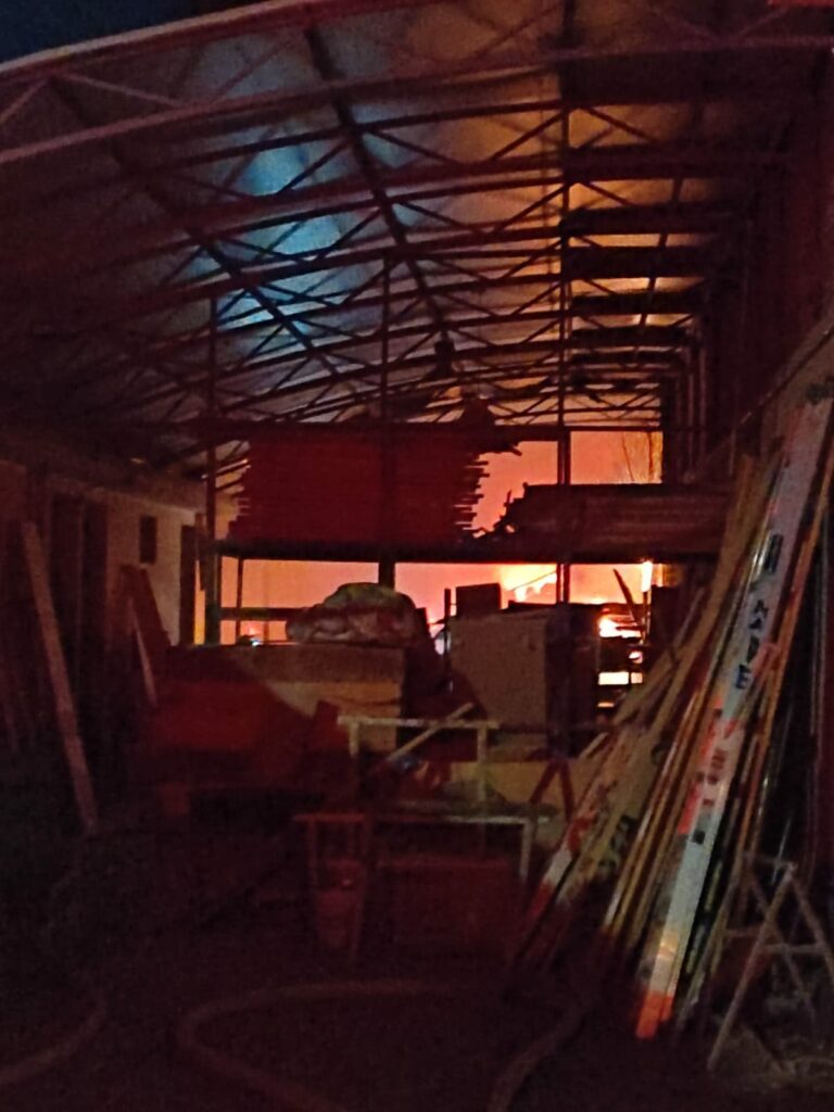 Perdidas materiales tras incendio en maderería de Morelia