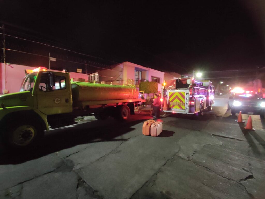 Perdidas materiales tras incendio en maderería de Morelia