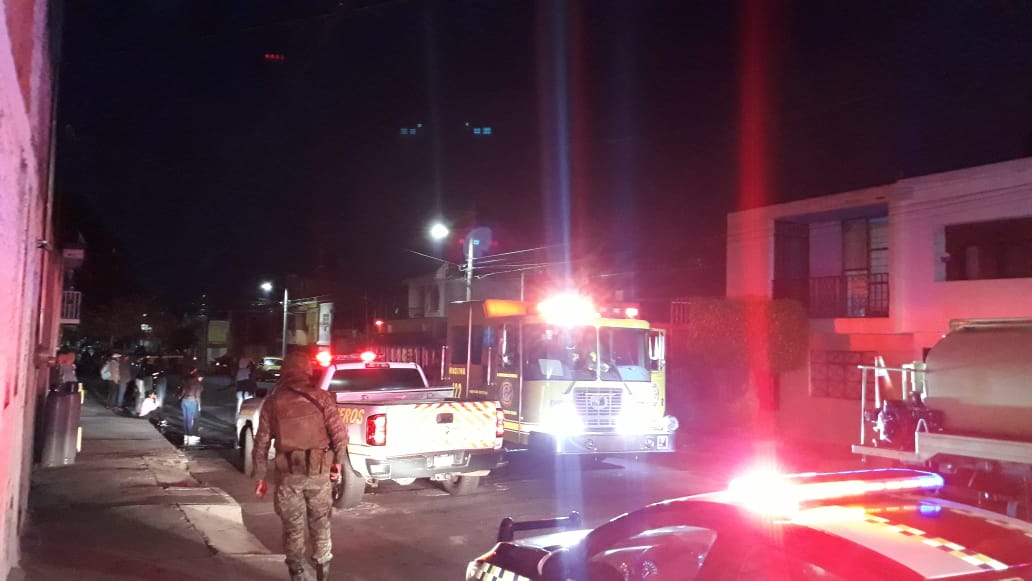 Perdidas materiales tras incendio en maderería de Morelia