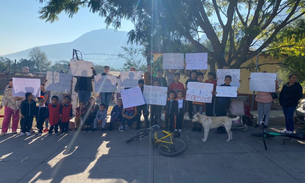 Por falta de pago maestros cierran escuelas en Pajacuarán