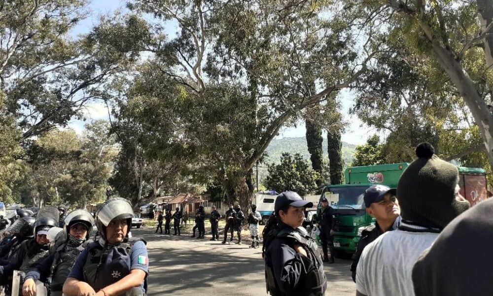 Revienta SSP bloqueo carretero; normalistas acusan represión