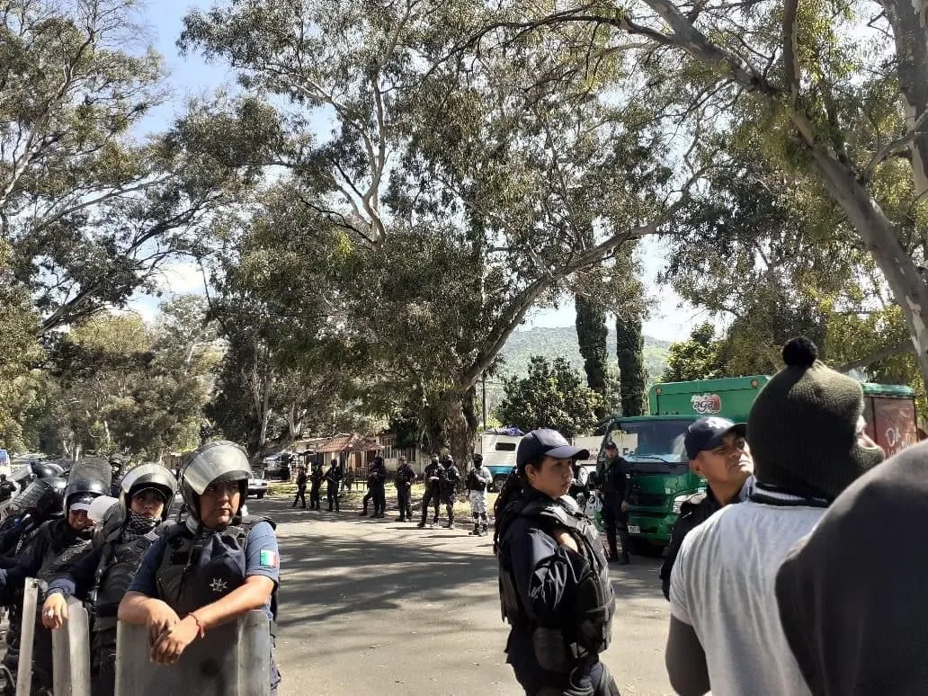 Revienta SSP bloqueo carretero; normalistas acusan represión
