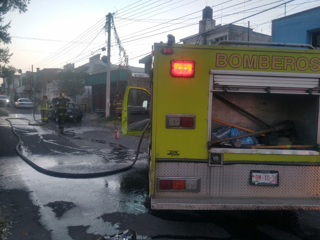 Se incendia vehículo en la colonia Lomas del Tecnológico en Morelia