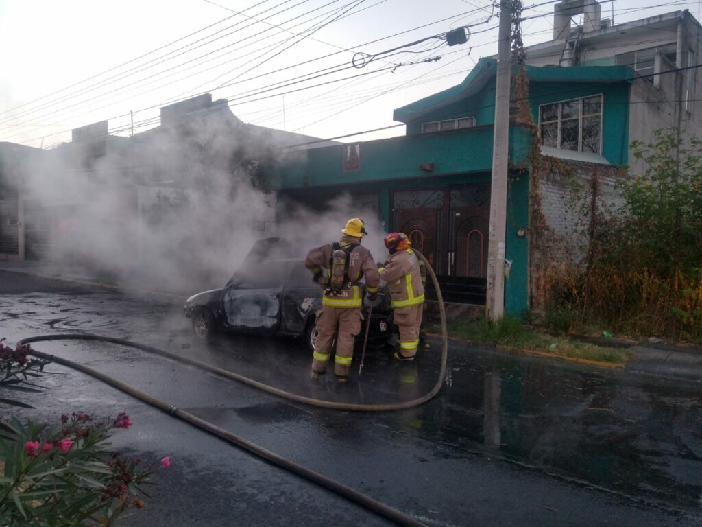 Se incendia vehículo en la colonia Lomas del Tecnológico en Morelia