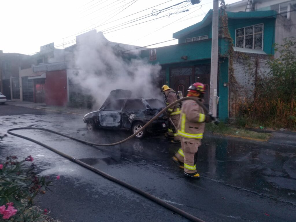 Se incendia vehículo en la colonia Lomas del Tecnológico en Morelia