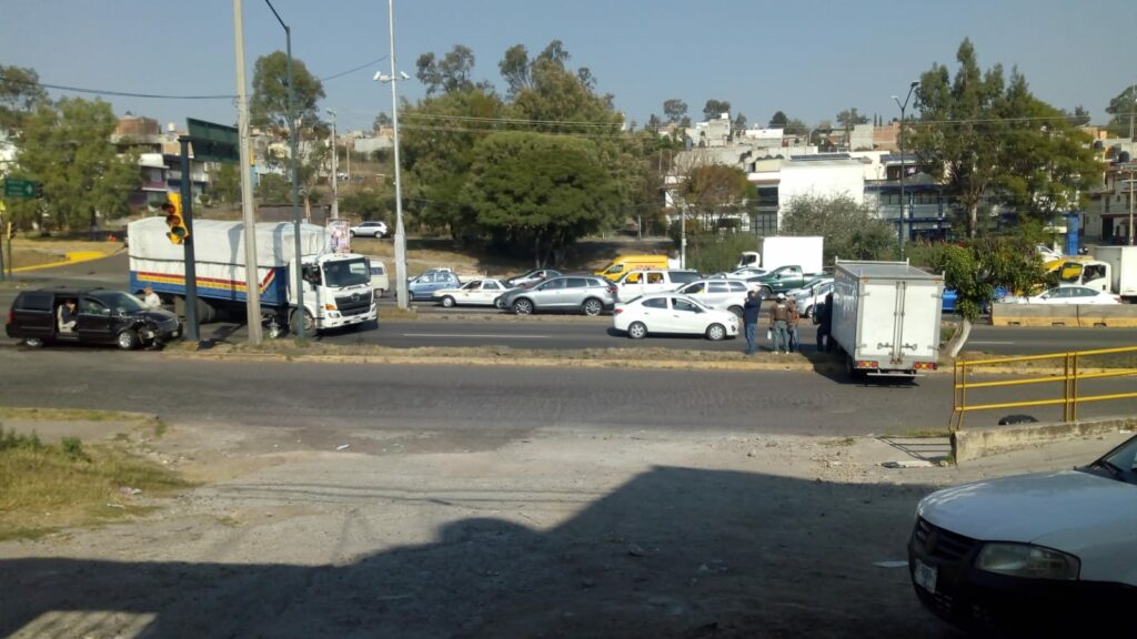 Se registra choque entre dos camionetas en las salida a Charo