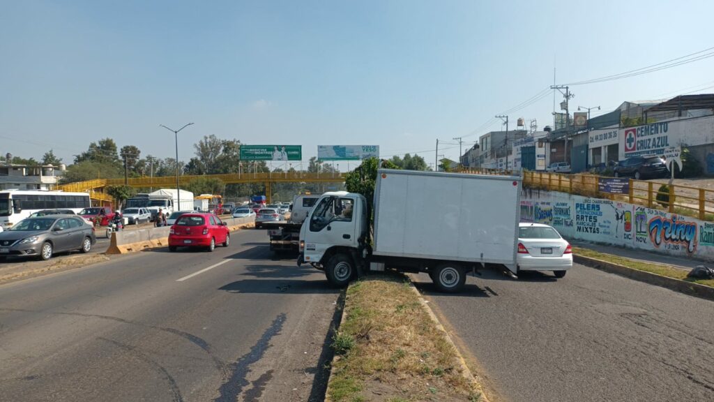 Se registra choque entre dos camionetas en las salida a Charo