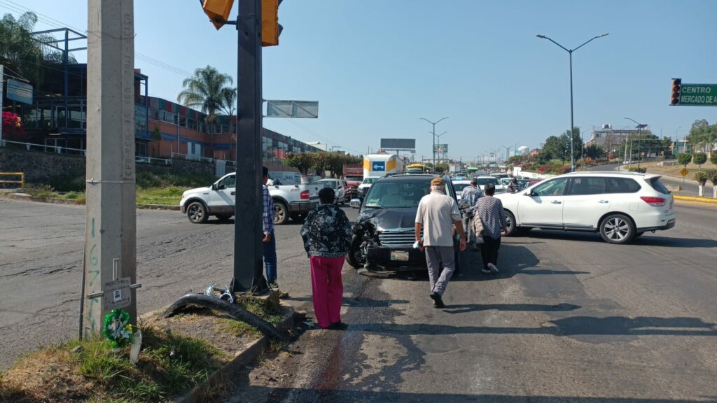 Se registra choque entre dos camionetas en las salida a Charo